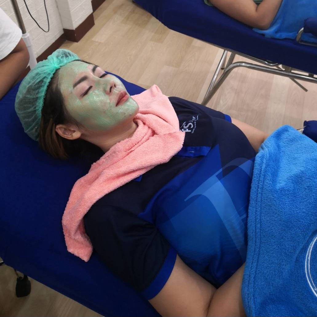 ลูกค้ากำลังรับการมาร์คหน้าหลังกดสิว